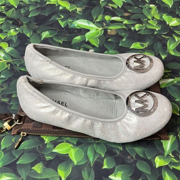 Michael Kors silver metallic flats with front round MK emblem - Picture 5 of 7